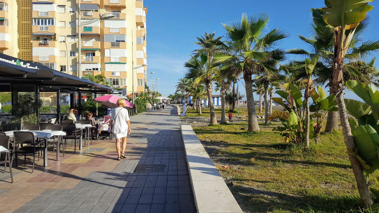 Grande terrasse, vue mer et piscine !