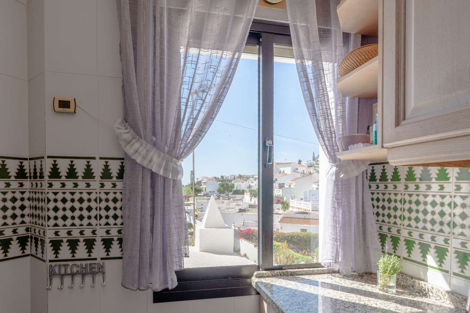 ¡Amplio apartamento de esquina con terraza soleada!