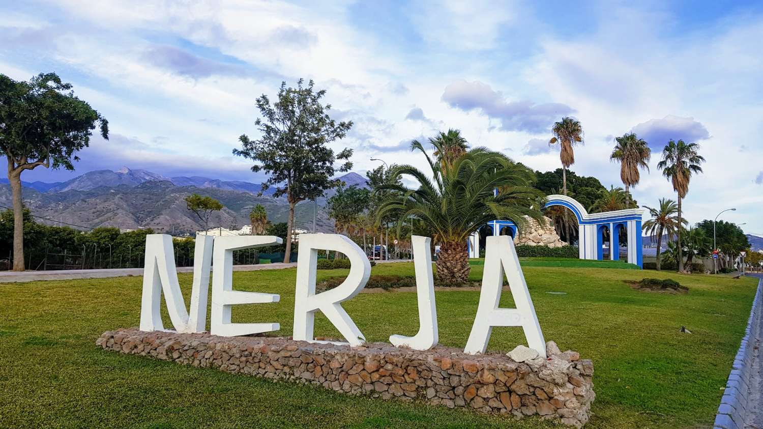 Terraced house with large terraces in Burriana, Nerja